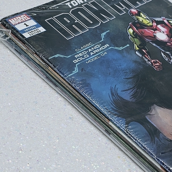 Tony Stark Iron Man #1 Red and Gold Armor Model 04 Variant + Marvel Comic Bundle - Picture 2 of 4